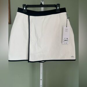 Alo Airbrush Streamline  Skirt with Black Trim